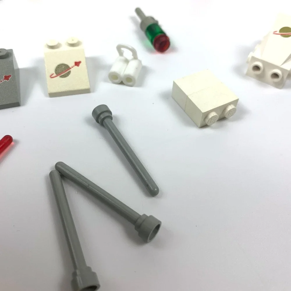 Lego Lot Space VTG‎ White Gray Moon Red White 6 Minifigures Accessories